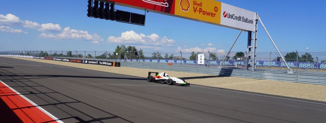 От първата сесия до състезателната Formula 4 – когато данните превръщат скоростта в умение